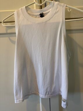 XS Vuori White Scoop Neck Tank